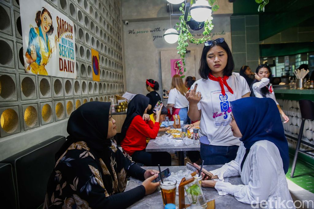 Restoran asal Australia Karen's Diner resmi membuka gerainya di Jakarta. Konsep uniknya membuat pengunjung emosi lho.