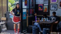 Sebegai informasi, Karens Diner sendiri ternyata bukan dari Amerika Serikat, restoran yang unik ini didirikan di Australia pada tahun 2021 yang lalu. Walaupun berasal dari Australia tetapi konsep yang diusung terinspirasi dari restoran Amerika Serikat di tahun 1950an.