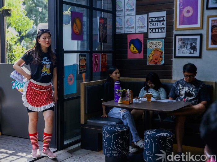 Restoran asal Australia Karens Diner resmi membuka gerainya di Jakarta. Konsep uniknya membuat pengunjung emosi lho.