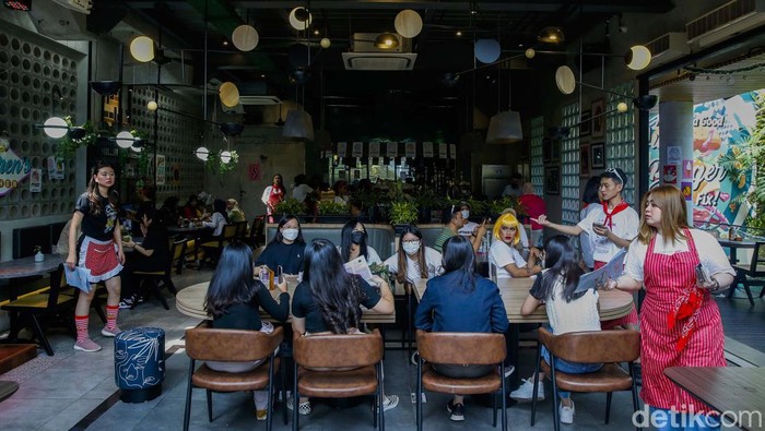 Sensasi Makan Ditemani Pelayan Jutek yang Bikin Emosi Restoran asal Australia Karen's Diner resmi membuka gerainya di Jakarta. Konsep uniknya membuat pengunjung emosi lho.