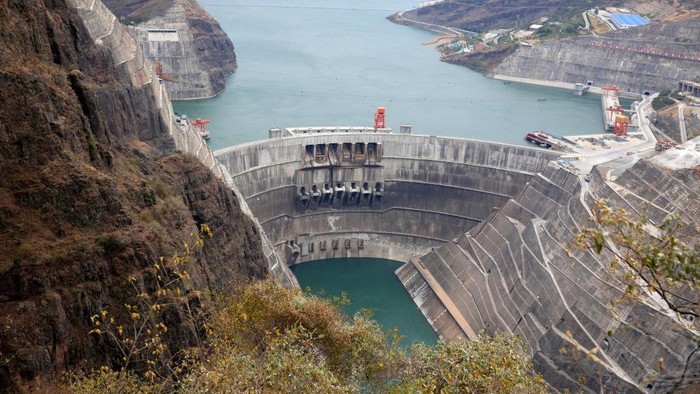 Pembangkit Listrik Tenaga Air Baihetan di China siap beroperasi pada Selasa (20/12). PLTA ini memiliki kapasitas listrik tahunan mencapai 62,4 miliar kilowatt.