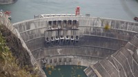 PLTA ini dilengkapi dengan 16 unit pembangkit hidro, yang masing-masingnya berkapasitas satu juta kilowatt. Ini merupakan kapasitas unit tunggal terbesar di dunia.