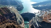 PLTA ini merupakan bendungan lengkung ganda dengan tinggi 277 m dengan elevasi puncak 827 m, dan lebar 72 m di bagian dasar dan 13 m di bagian puncak.