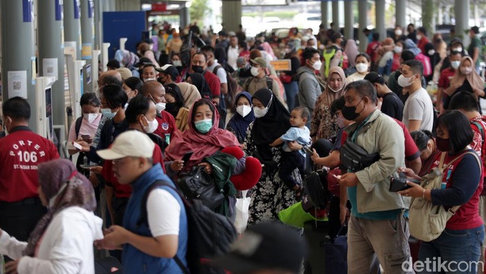 Penumpang mencari nomor kursi didalam Kereta Api Dharmawangsa jurusan Surabaya Pasar Turi di Stasiun Pasar Senen, Jakarta, Rabu (21/12/2022).