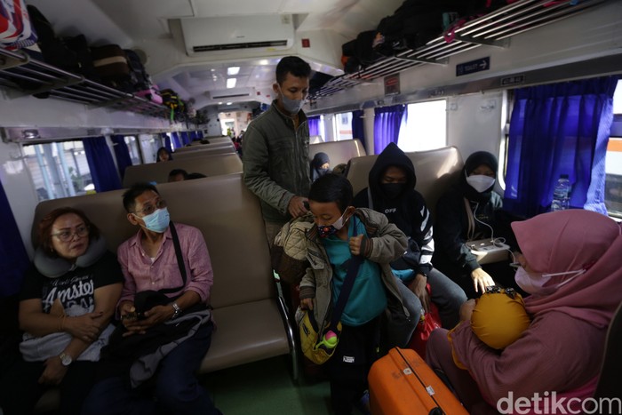 Penumpang mencari nomor kursi didalam Kereta Api Dharmawangsa jurusan Surabaya Pasar Turi di Stasiun Pasar Senen, Jakarta, Rabu (21/12/2022).