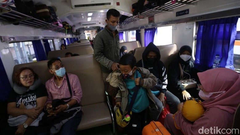 Situasi Stasiun Pasar Senen Pagi Ini, Mulai Dipadati Pemudik Penumpang mencari nomor kursi didalam Kereta Api Dharmawangsa jurusan Surabaya Pasar Turi di Stasiun Pasar Senen, Jakarta, Rabu (21/12/2022).