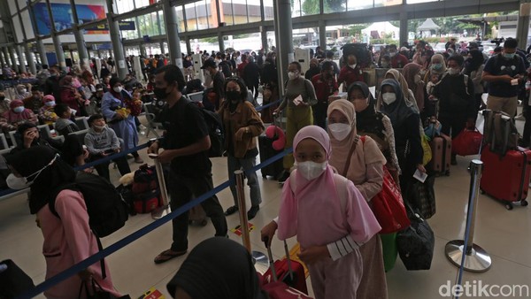 Suasana Stasiun Pasar Senen Pagi Ini, Mulai Dipadati Pemudik Nataru