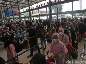 Suasana Stasiun Pasar Senen Pagi Ini, Mulai Dipadati Pemudik Nataru