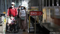 Menurut data KAI pada Rabu (21/12/2022) terdapat sekitar 11.370 penumpang berangkat dengan 24 kereta api dari stasiun Pasar Senen dengan tujuan berbagai kota di Jawa Barat, Jawa Tengah, hingga Jawa Timur.   