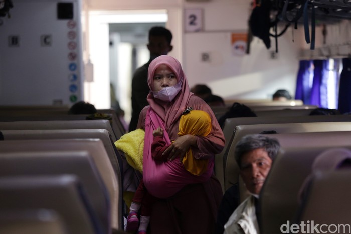 Penumpang mencari nomor kursi didalam Kereta Api Dharmawangsa jurusan Surabaya Pasar Turi di Stasiun Pasar Senen, Jakarta, Rabu (21/12/2022).