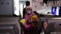 Penumpang mencari nomor kursi didalam Kereta Api Dharmawangsa jurusan Surabaya Pasar Turi di Stasiun Pasar Senen, Jakarta, Rabu (21/12/2022).   