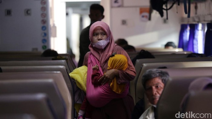 Penumpang mencari nomor kursi didalam Kereta Api Dharmawangsa jurusan Surabaya Pasar Turi di Stasiun Pasar Senen, Jakarta, Rabu (21/12/2022).