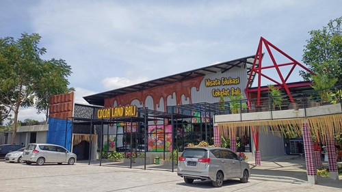 Tampak luar dan kegiatan pengunjung pada Cocoa Land Bali yang berlokasi di pinggir jalur Denpasar-Gilimanuk, Kecamatan Baturiti. (chairul amri simabur/detikBali)