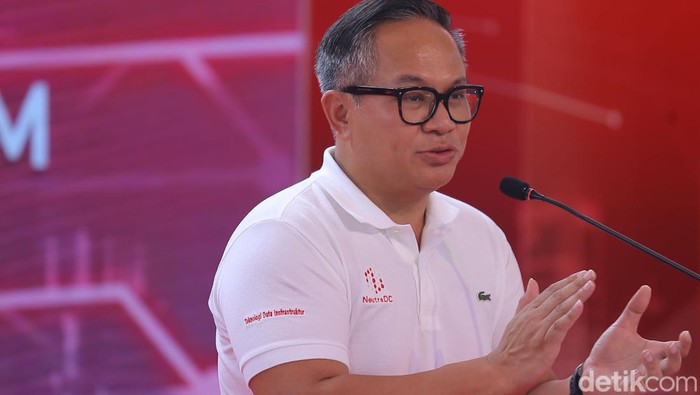 Foto udara sejumlah petugas menggunakan mobil khusus membersihkan lintasan sirkuit Pertamina Mandalika International Street Circuit di Kuta Mandalika, Praya, Lombok Tengah, NTB, Selasa (3/10/2023). Ajang balapan MotoGP 2023 seri 15 di sirkuit Mandalika dengan nama resmi Pertamina Grand Prix of Indonesia akan berlangsung pada 13-15 Oktober 2023.