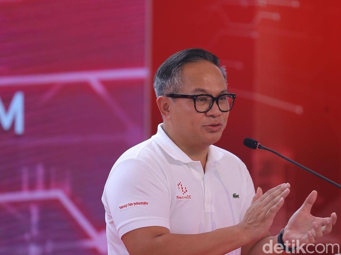 PT Telkom Indonesia Tbk (TLKM) membidik pangsa pasar data center domestik sebesar 40%, sekaligus menjadi pemain utama bisnis data center regional Asean, menyusul peresmian pembangunan (groundbreaking) proyek data center Telkom senilai US$ 198 juta di Batam, Rabu (21/12/2022). 

Kini, Telkom menguasai sekitar 30% pangsa pasar data center di dalam negeri.