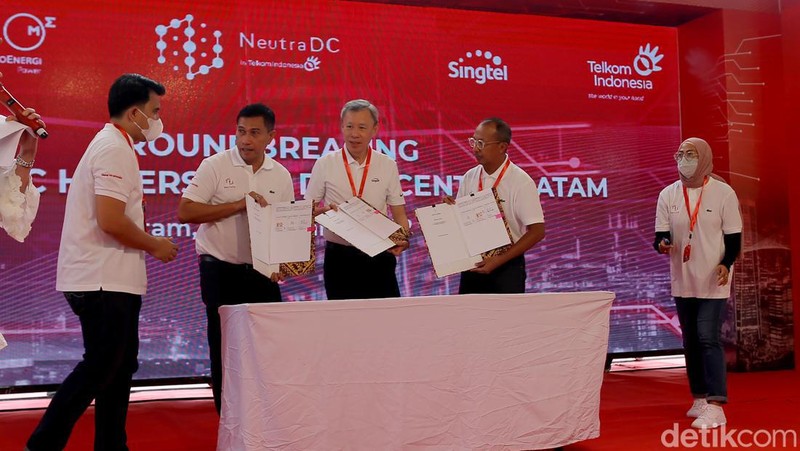 PT Telkom Indonesia Tbk (TLKM) membidik pangsa pasar data center domestik sebesar 40%, sekaligus menjadi pemain utama bisnis data center regional Asean, menyusul peresmian pembangunan (groundbreaking) proyek data center Telkom senilai US$ 198 juta di Batam, Rabu (21/12/2022). 

Kini, Telkom menguasai sekitar 30% pangsa pasar data center di dalam negeri.