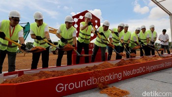 Data center yang berlokasi di Kabil Integrated Industrial Estate Batam dibangun dengan dana US$ 198 juta dan ditargetkan beroperasi pada kuartal II 2024. 