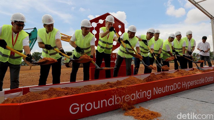 Telkom Bangun Data Center di Batam, Bidik 40% Pasar Domestik-Asean PT Telkom Indonesia Tbk (TLKM) membidik pangsa pasar data center domestik sebesar 40%, sekaligus menjadi pemain utama bisnis data center regional Asean, menyusul peresmian pembangunan (groundbreaking) proyek data center Telkom senilai US$ 198 juta di Batam, Rabu (21/12/2022).
Kini, Telkom menguasai sekitar 30% pangsa pasar data center di dalam negeri.