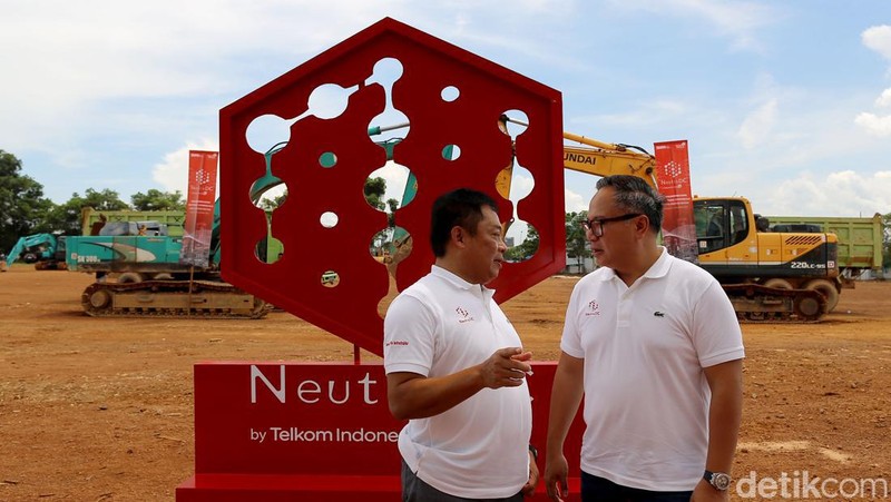 PT Telkom Indonesia Tbk (TLKM) membidik pangsa pasar data center domestik sebesar 40%, sekaligus menjadi pemain utama bisnis data center regional Asean, menyusul peresmian pembangunan (groundbreaking) proyek data center Telkom senilai US$ 198 juta di Batam, Rabu (21/12/2022). 

Kini, Telkom menguasai sekitar 30% pangsa pasar data center di dalam negeri.
