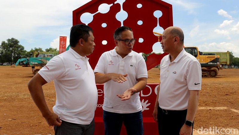 PT Telkom Indonesia Tbk (TLKM) membidik pangsa pasar data center domestik sebesar 40%, sekaligus menjadi pemain utama bisnis data center regional Asean, menyusul peresmian pembangunan (groundbreaking) proyek data center Telkom senilai US$ 198 juta di Batam, Rabu (21/12/2022). 

Kini, Telkom menguasai sekitar 30% pangsa pasar data center di dalam negeri.