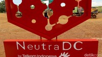 PT Telkom Indonesia Tbk (TLKM) membidik pangsa pasar data center domestik sebesar 40%, sekaligus menjadi pemain utama bisnis data center regional Asean, menyusul peresmian pembangunan (groundbreaking) proyek data center Telkom senilai US$ 198 juta di Batam, Rabu (21/12/2022). 

Kini, Telkom menguasai sekitar 30% pangsa pasar data center di dalam negeri.