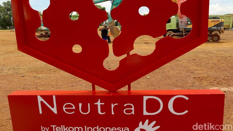 Telkom Bangun Data Center di Batam, Bidik 40% Pasar Domestik-Asean PT Telkom Indonesia Tbk (TLKM) membidik pangsa pasar data center domestik sebesar 40%, sekaligus menjadi pemain utama bisnis data center regional Asean, menyusul peresmian pembangunan (groundbreaking) proyek data center Telkom senilai US$ 198 juta di Batam, Rabu (21/12/2022).
Kini, Telkom menguasai sekitar 30% pangsa pasar data center di dalam negeri.