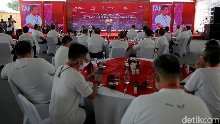 Telkom Bangun Data Center di Batam, Bidik 40% Pasar Domestik-Asean PT Telkom Indonesia Tbk (TLKM) membidik pangsa pasar data center domestik sebesar 40%, sekaligus menjadi pemain utama bisnis data center regional Asean, menyusul peresmian pembangunan (groundbreaking) proyek data center Telkom senilai US$ 198 juta di Batam, Rabu (21/12/2022).
Kini, Telkom menguasai sekitar 30% pangsa pasar data center di dalam negeri.