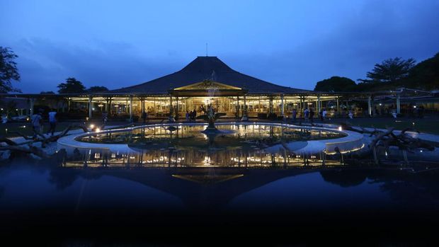 Istana Pura Mangkunegaran, Surakarta menjadi cagar budaya pertama yang memakai Renewable Energy Certificate (REC) dari PT PLN (Persero). Langkah ini sebagai komitmen mendukung pemerintah dalam transisi energi dan menuju masa depan bumi yang lebih hijau.