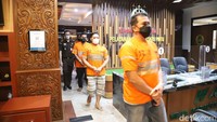 Tragedi kanjuruhan menjadi peristiwa kelam di dunia sepakbola. Kerinduan masyarakat akan menonton bola di stadion yang justru berkahir tragis pada 1 Oktober 2022 yang menewaskan 134 orang. Gas air mata yang ditembakkan oknum anggota polisi menjadi pemicu peristiwa ini terjadi. Sejumlah orang telah diperiksa menjadi tersangka bukannTragedi tersebut, namun hingga kini pejabat-pejabat berwenang terkait peristiwa tersebut belum tersentuh sama sekali. (Praditya Fauzi Rahman/Detikcom)