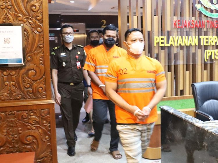 Penampakan 5 Tersangka-Barang Bukti Kasus Tragedi Kanjuruhan di Kejati Jatim
