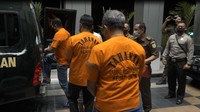 Dalam Tragedi Kanjuruhan, Polri juga menetapkan enam tersangka. Mereka adalah Akhmad Hadian Lukita (Direktur Utama PT Liga Indonesia Batu), Abdul Haris (Ketua Panitia Pelaksana Arema FC), Suko Sutrisno (Security Officer), Wahyu Setyo Pranoto (Kabagops Polres Malang), Hasdarman (Danki III Brimob Polda Jawa Timur), dan Bambang Sidik Achmadi (Kasat Samapta Polres Malang). Hukuman yang dijatuhkan beragam, namun paling lama hanya 2,5 tahun. Sebelumnya bahkan ada yang divonis bebas, yang akhirnya dibatalkan. Dok. Istimewa  