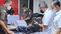 Dalam penyelidikannya, Komisi Nasional Hak Asasi Manusia (Komnas HAM) menyimpulkan gas air mata menjadi penyebab utama terjadinya Tragedi Kanjuruhan. Atas peristiwa itu, Kapolres Malang AKBP Ferli Hidayat dicopot dari jabatannya oleh Kapolri Jenderal Listyo Sigit Prabowo. Ferli dimutasikan sebagai Pamen SDM Polri. Praditya Fauzi Rahman/detikcom