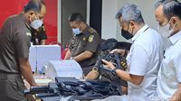 Penampakan 5 Tersangka-Barang Bukti Kasus Tragedi Kanjuruhan Di Kejati ...