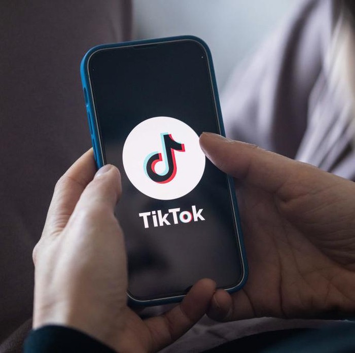 JAPAN - 2022/12/14: In this photo illustration, a TikTok App Logo is displayed on a mobile phone. (Photo Illustration by Stanislav Kogiku/SOPA Images/LightRocket via Getty Images)