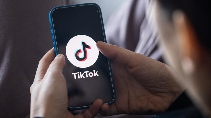 JAPAN - 2022/12/14: In this photo illustration, a TikTok App Logo is displayed on a mobile phone. (Photo Illustration by Stanislav Kogiku/SOPA Images/LightRocket via Getty Images)