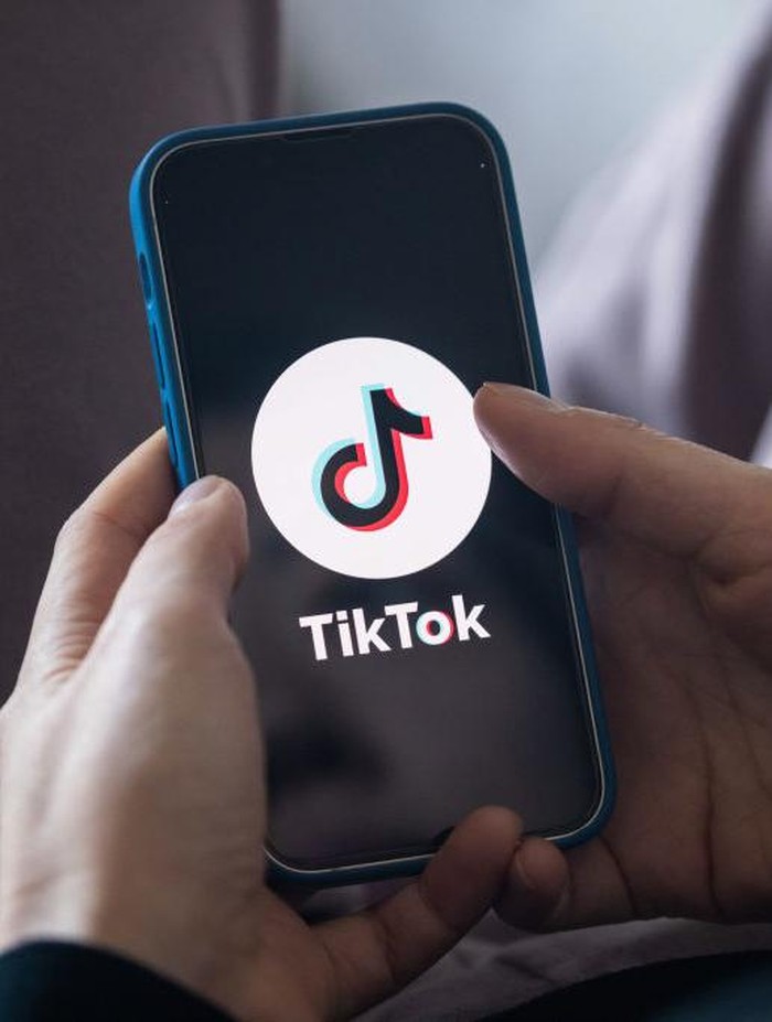 JAPAN - 2022/12/14: In this photo illustration, a TikTok App Logo is displayed on a mobile phone. (Photo Illustration by Stanislav Kogiku/SOPA Images/LightRocket via Getty Images)
