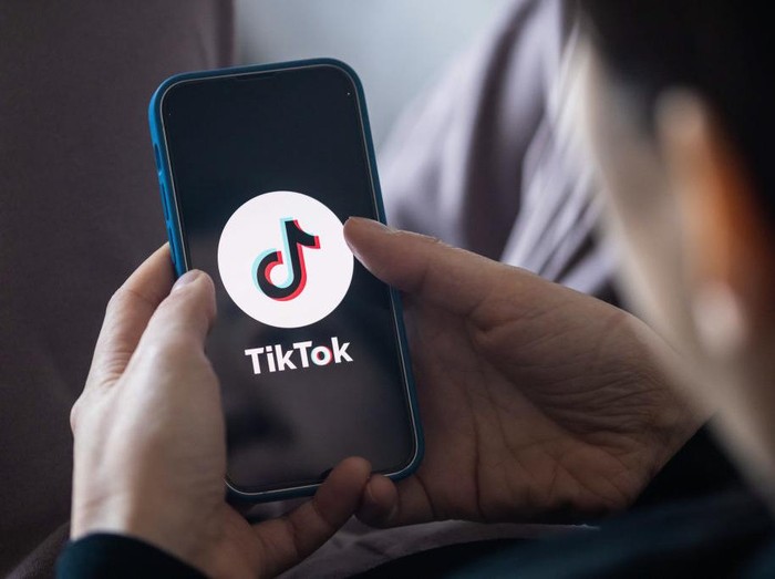 JAPAN - 2022/12/14: In this photo illustration, a TikTok App Logo is displayed on a mobile phone. (Photo Illustration by Stanislav Kogiku/SOPA Images/LightRocket via Getty Images)