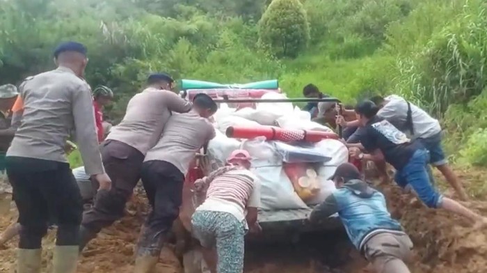 Tim SAR Brimob Polda Sulsel terjebak longsor di Kecamatan Mappak, Tana Toraja.