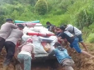 Polisi Terjebak Longsor 3 Jam saat Bawa Bantuan di Desa Miallo Tana Toraja