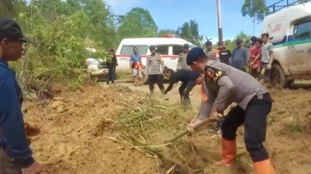 Tim SAR Brimob Polda Sulsel terjebak longsor di Kecamatan Mappak, Tana Toraja.