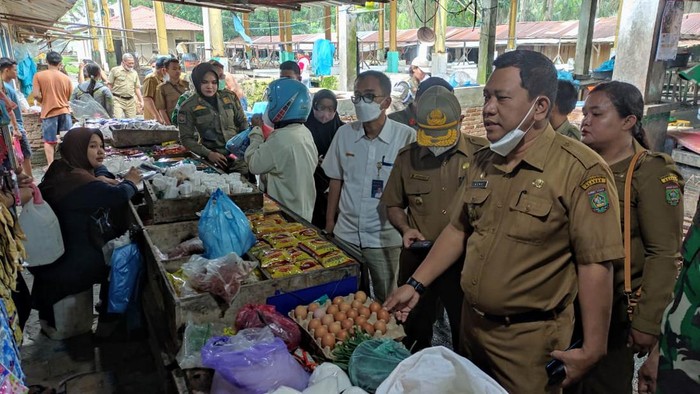 Tim Satgas Pangan Asahan saat melakukan sidak ke Pasar Inpres Kisaran (Foto: istimewa)