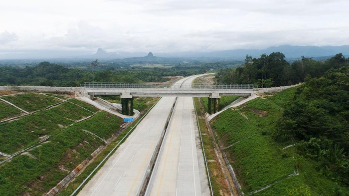 Setelah dikeluarkannya Surat Keputusan (SK) Menteri Pekerjaan Umum dan Perumahan Rakyat (PUPR) Nomor 1482/KPTS/M/2022 tentang Penetapan Golongan Jenis Kendaraan Bermotor dan Besaran Tarif Tol Lubuk Linggau - Curup Bengkulu Seksi 3 (Bengkulu-Taba Penanjung), PT Hutama Karya (Persero) (Hutama Karya) selaku pengelola secara resmi akan mengoperasikan tanpa tarif jalan tol sepanjang 17,60 Km mulai Jumat, 23 Desember 2022 tepatnya pukul 08.00 WIB.