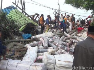 Diduga Rem Blong, Truk Tabrak 3 Ruko-Rumah di Purwakarta