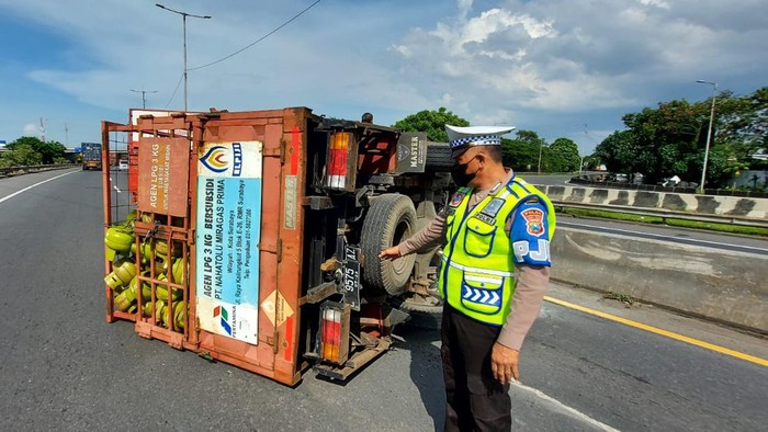 Truk terguling muat elpiji 3 kg terguling di Tol Dupak-Perak KM 3+800/B