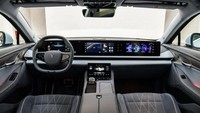 Mobil tersebut juga mendapat fitur lainnya seperti layar multimedia 12,3 inch dan dukungan dua layar lainnya, pendeteksi wajah, voice command, 14 pengeras suara, panoramic sunroof, penghangat kabin, kursi yang bisa memijat dan layar tambahan di baris belakang. Foto: Voyah Official
