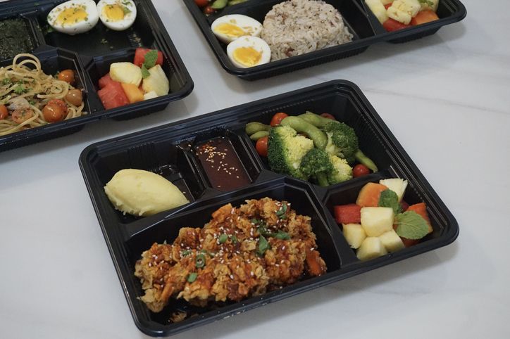 Warung Makan Diprotes Usai Tagih Rp 8 Ribu untuk Makanan Dibawa Pulang