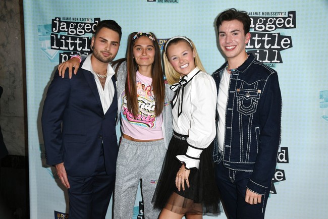 Inilah kebersamaan Jojo Siwa dan Avery Cyrus di Premiere Jagged Little Pill pada September. Foto: Getty Images/JC Olivera