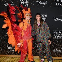 Di bulan November, keduanya kembali tampil bersama di Disneys Elton John Live: Farewell. Foto: Getty Images/JC Olivera