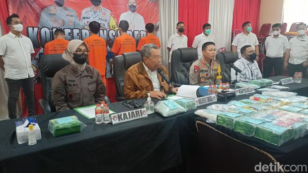 4 Orang Jaringan Malaysia Ditangkap Polisi, Narkoba Rp 50 M Gagal Edar. (Adrial Akbar/detikcom)