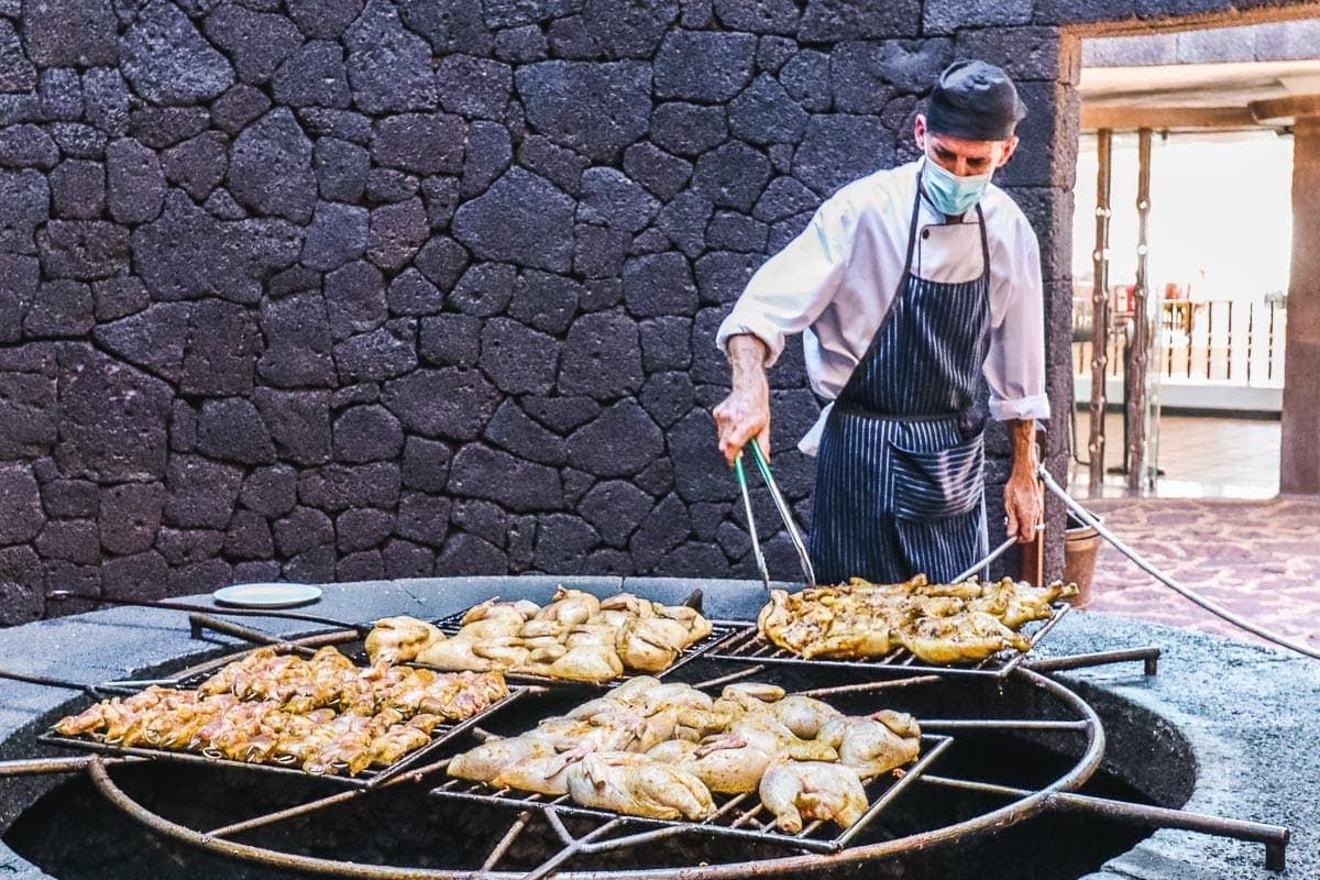 5  Tempat Makan Teraneh di Dunia, di Dalam Penjara hingga Dekat Kuburan